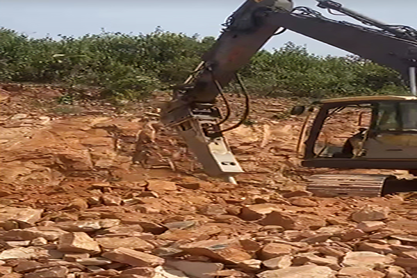 Rock Excavator equipped with high-performance hydraulic breaker 